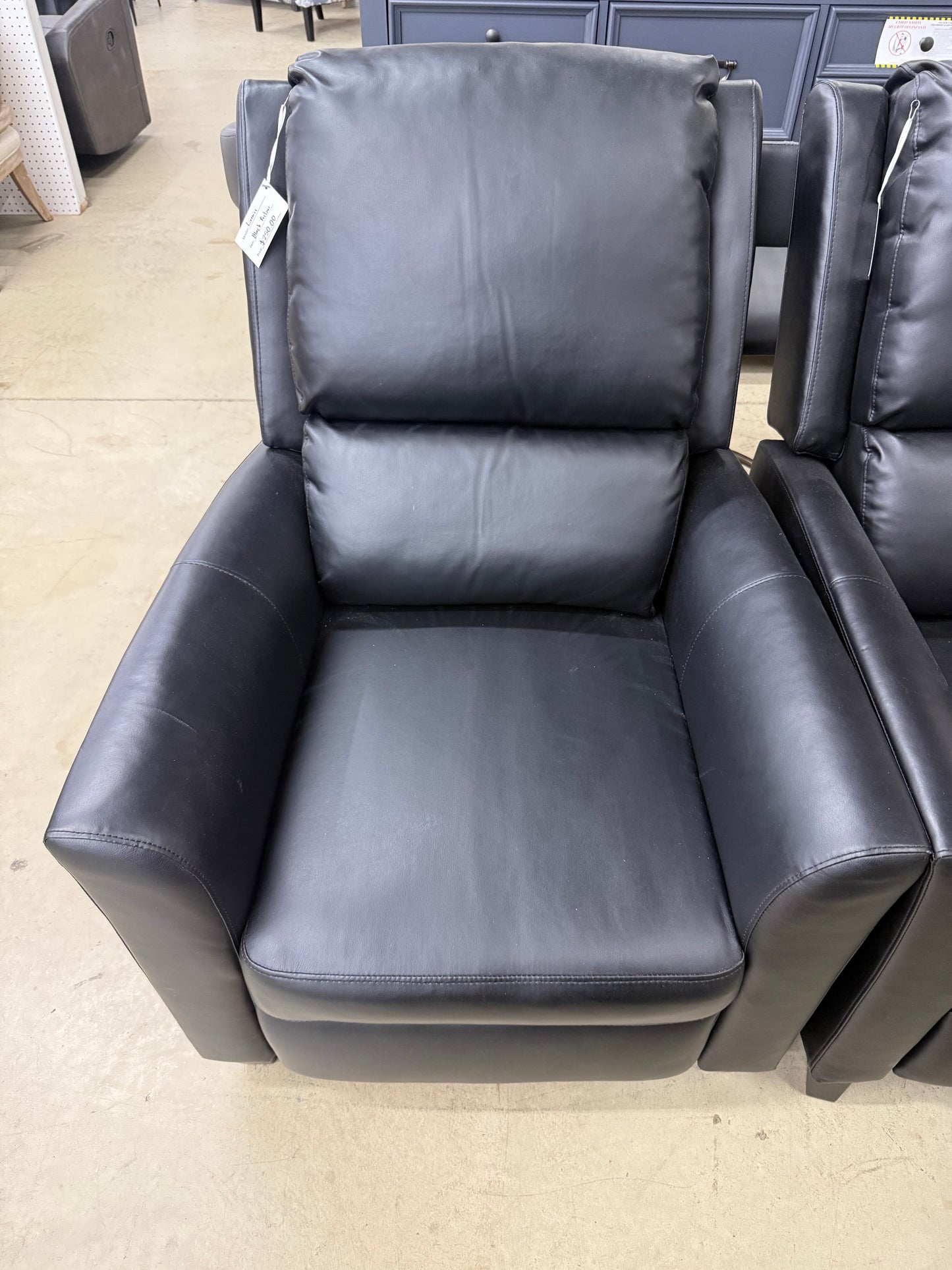 Black Leather Recliner *pick up only*