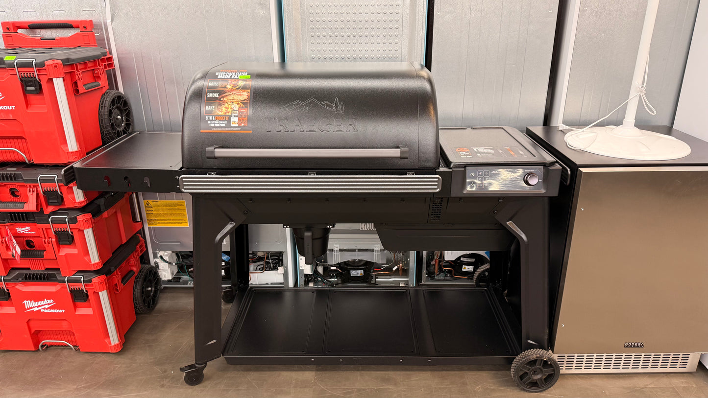 Traeger Woodridge Pro Wi-Fi Pellet Grill and Smoker in Black *Pick up only*